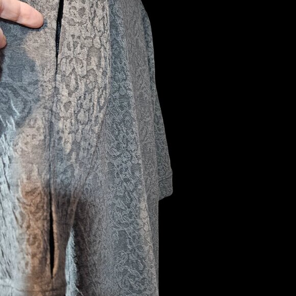 Jane & Delancey Gray Animal Print Tunic Top with Sheer Hem Size Medium - Picture 6 of 6